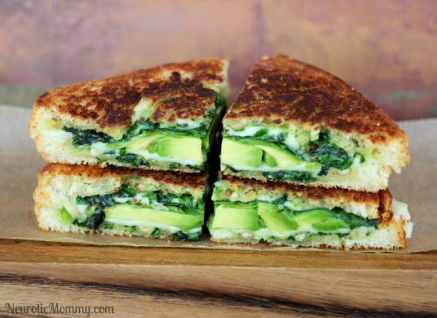 sándwich de aguacate y queso al grill