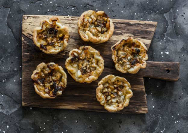 Mini quiches con gorgonzola, nueces y pera