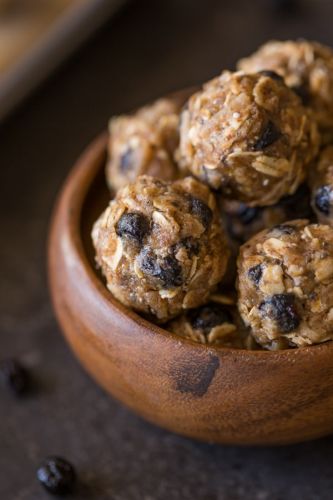 Bombones de avena con cacahuate y mora azul