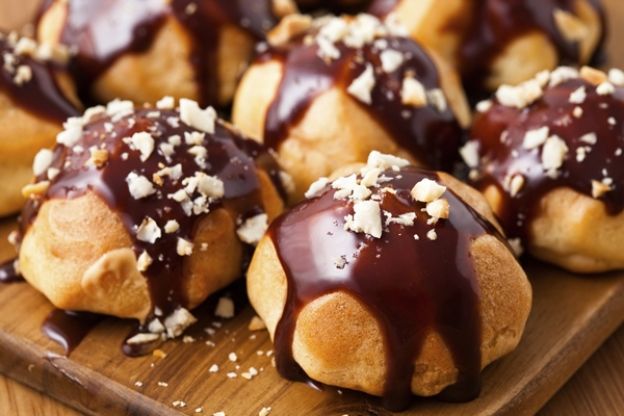 11. Acuario: Profiteroles de nata con chocolate caliente