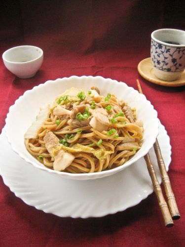 Pasta con carne de cerdo salteada