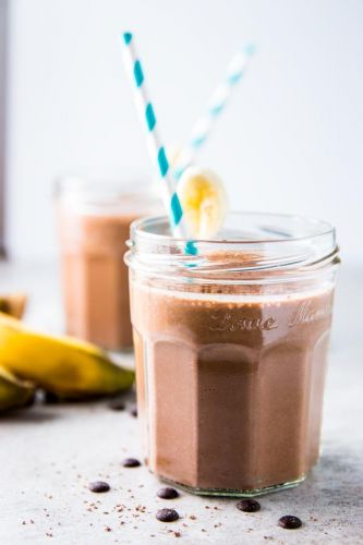 Batido proteico de chocolate y plátano