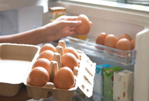 ¿Por qué en algunos países refrigeran los huevos y en otros no?