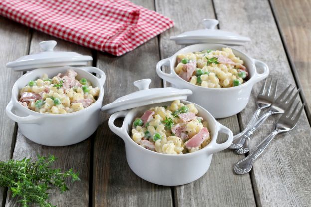 Pasta con jamón y guisantes en salsa bechamel