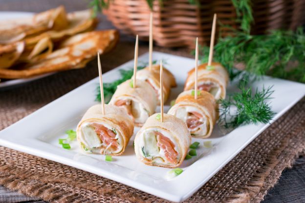 Rollitos de crepe con salmón