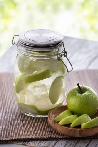 agua detox de manzana