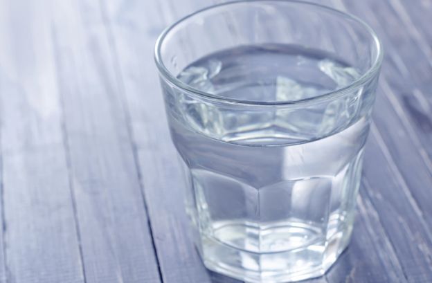 Cuántos litros de agua debemos beber al día