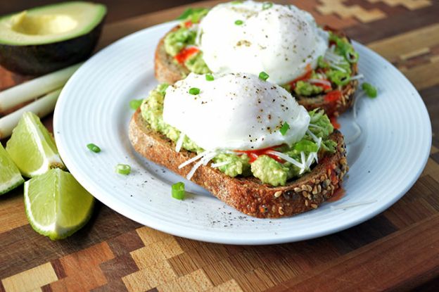 Tostada de guacamole y huevo poché