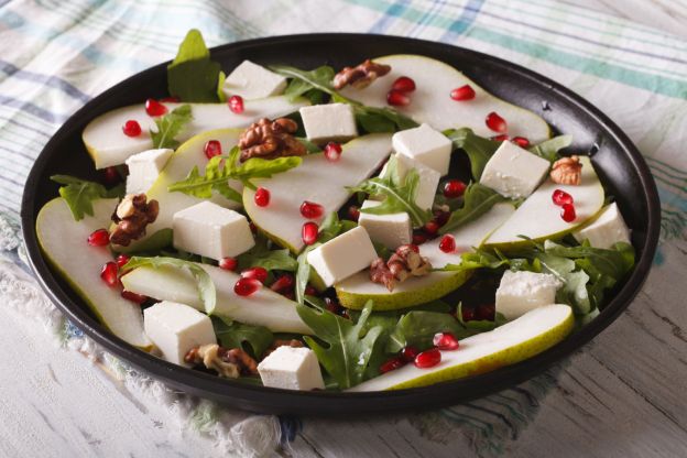 Ensalada de rúcola, pera y queso de cabra