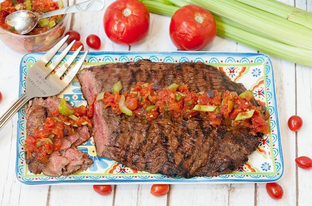 Bistec de falda con ensalada de Bloody Mary