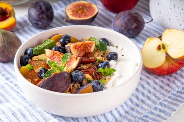 Bol de yogur con frutas de temporada