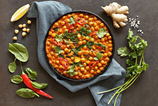 Curry de garbanzos con espinacas