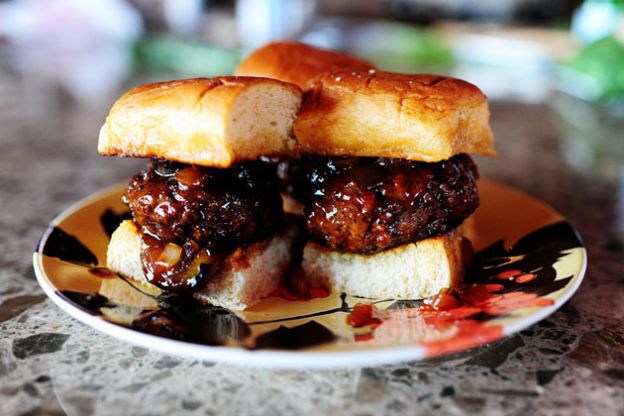 Mini hamburguesa con salsa barbacoa al whiskey