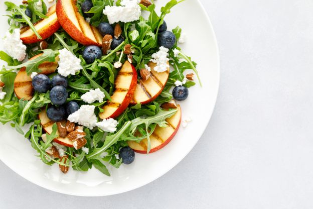 Ensalada de feta, melocotón y moras