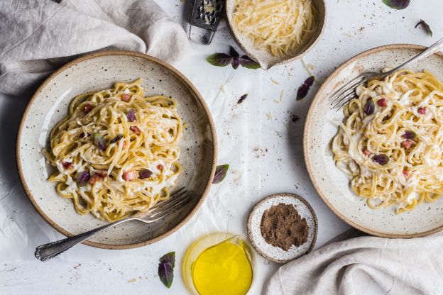 Fideos con bacon y crema de alcachofa