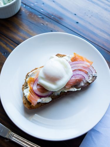 Tostada de huevo y salmón ahumado