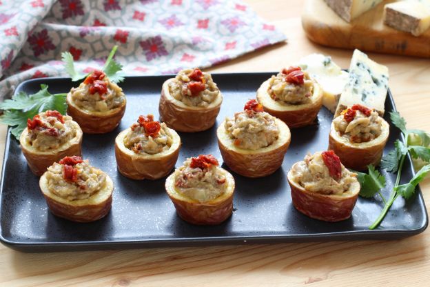 Vasitos de patata con roquefort y tomates secos