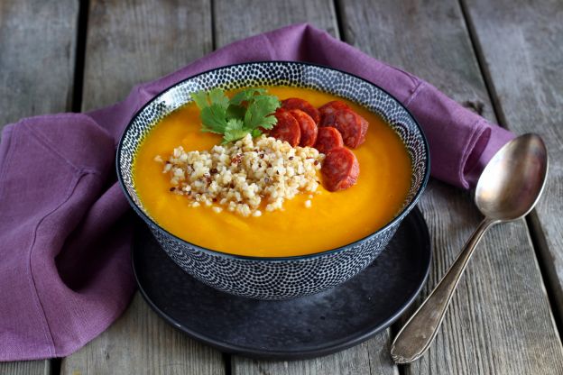 Sopa de calabaza con quinoa y chorizo