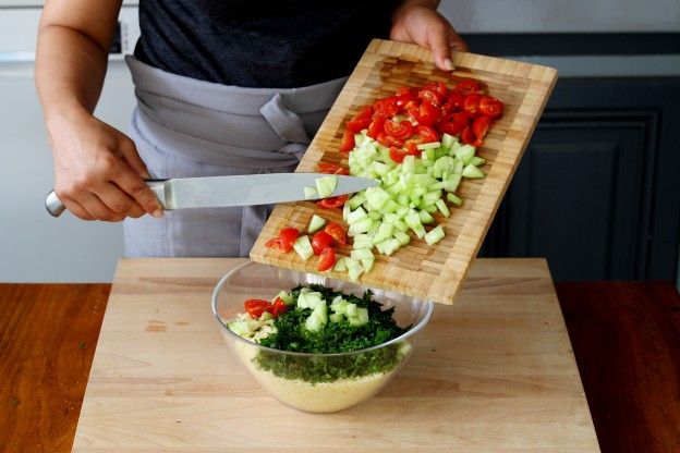 Añadir tomates y pepino