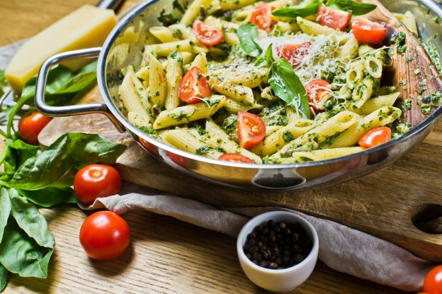 Penne con crema de espinacas y tomates frescos