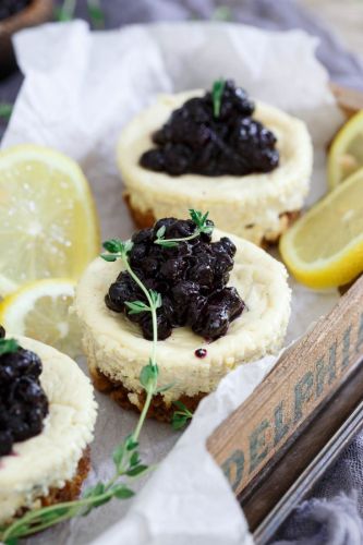 Mini cheesecakes de limón con moras y tomillo fresco