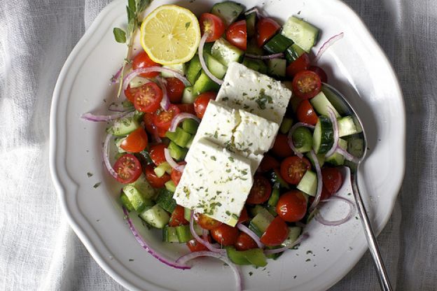 Ensalada griega con limón y orégano