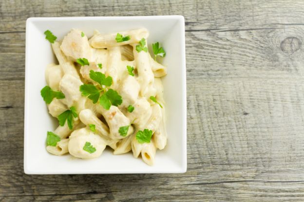 SARTENADA DE PASTA Y POLLO EN SALSA ALFREDO