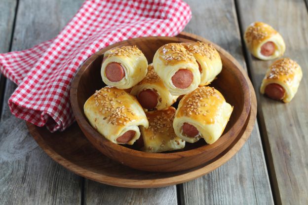 Rollos de salchicha con queso de cabra