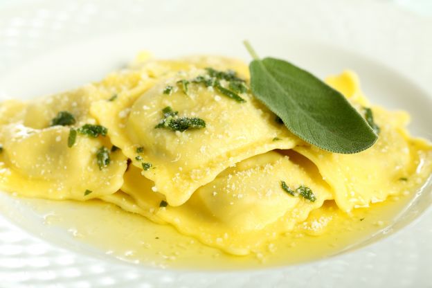 Raviolis con ricota, salvia y albahaca