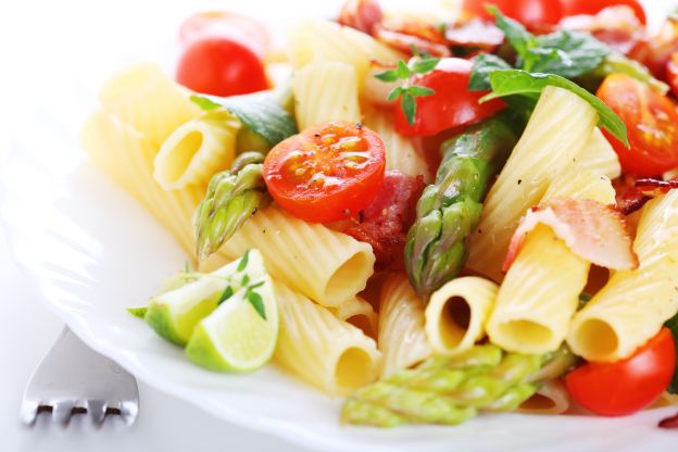 Ensalada de tortiglioni con espárragos