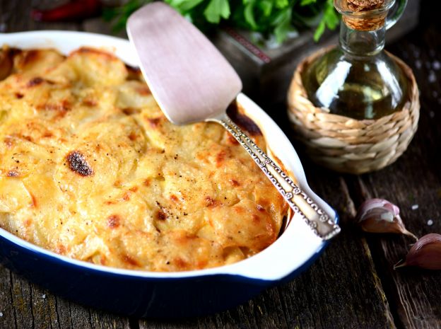 Cazuela de patatas, cebollas y puerros