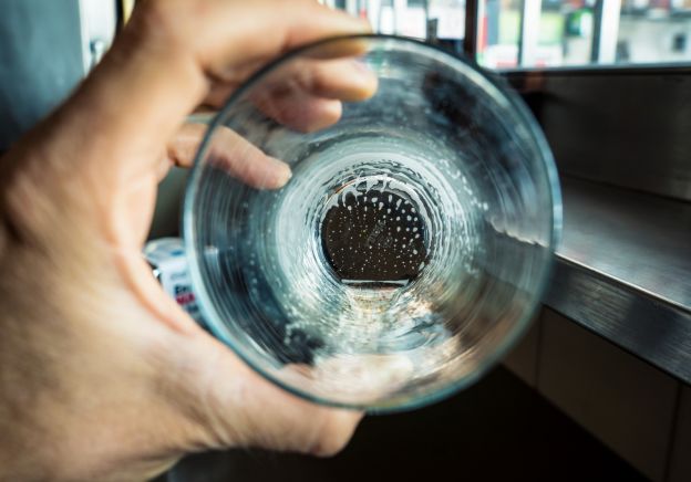 Llenar de basura los vasos vacíos