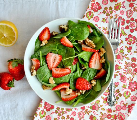 Ensalada de espinaca y fresas con aliño dulce de limón