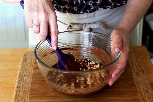 6. Ponemos el 2/3 de los frutos secos en el chocolate