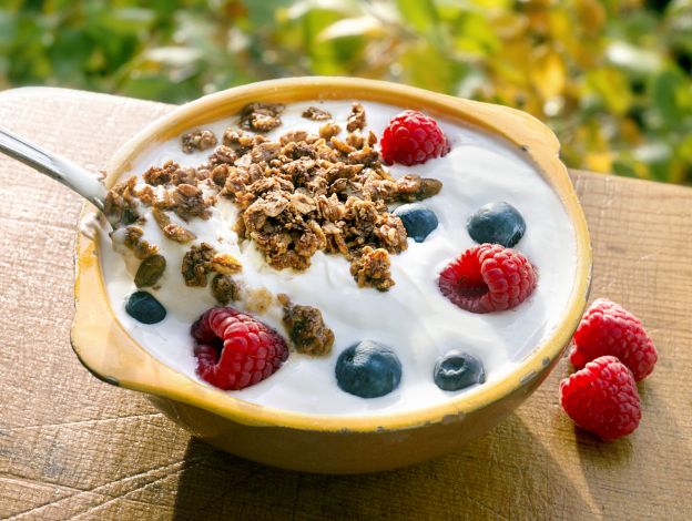 Granola con yogur y frutos rojos