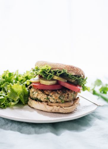 Hamburguesas de coliflor estilo falafel