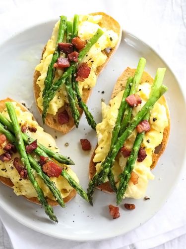 Tostas de huevos revueltos y espárragos asados