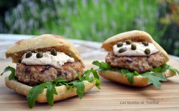 Hamburguesa con salsa de atún