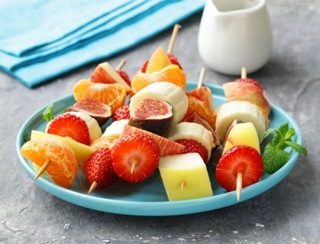 Brochettes de fruta