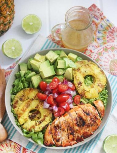 10. ensalada de pollo con piña y aguacate