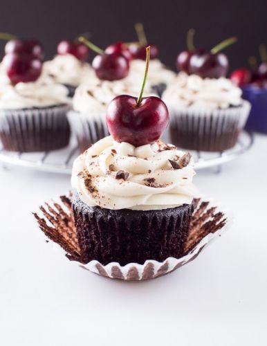 Cupcakes de chocolate y cerezas