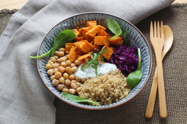 Buddha bowl con batata y quinoa