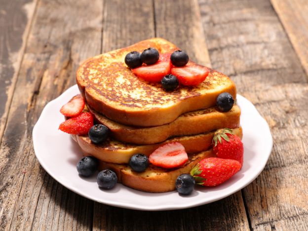 Torrijas con frutos del bosque