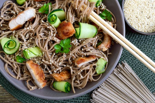 Fideos fríos con pollo y pepino