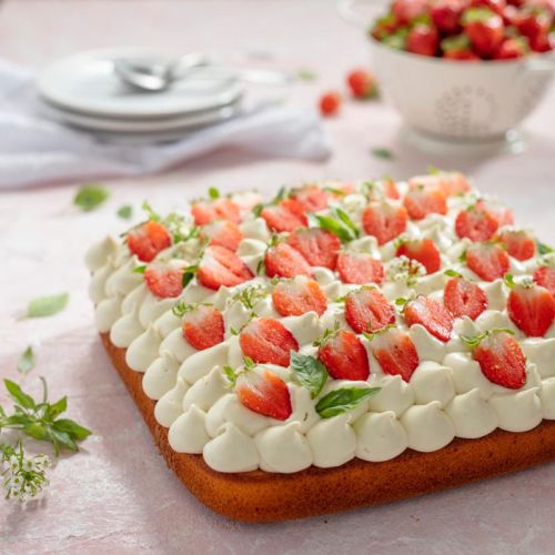 Tarta de yogur con crema de albahaca y fresas