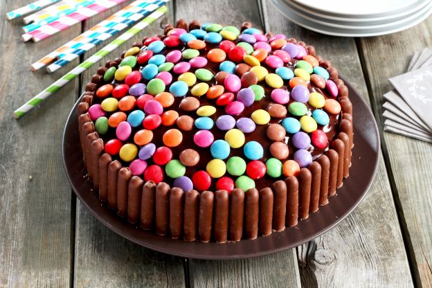 Tarta de cumpleaños con lacasitos