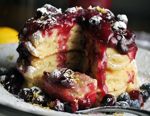 Panqueques de ricotta con salsa de moras