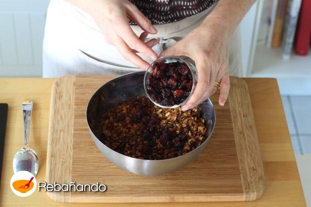 Agregar los arándanos secos o las pasas de uvas