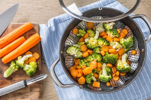 Consume al menos 3 porciones de frutas y verduras al día