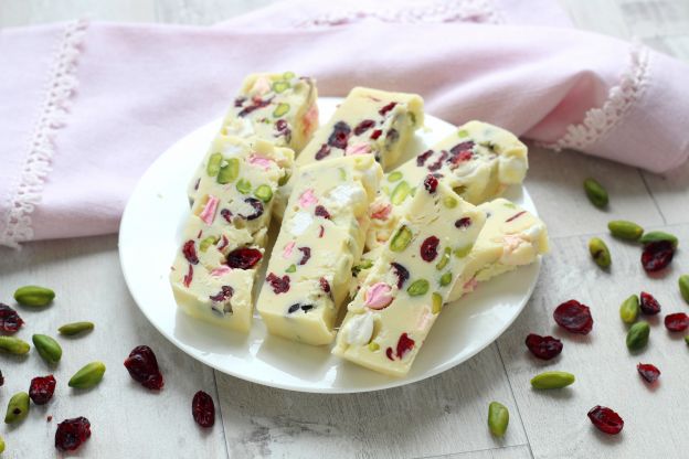 Turrón de chocolate blanco con frutos secos y dulces de azúcar